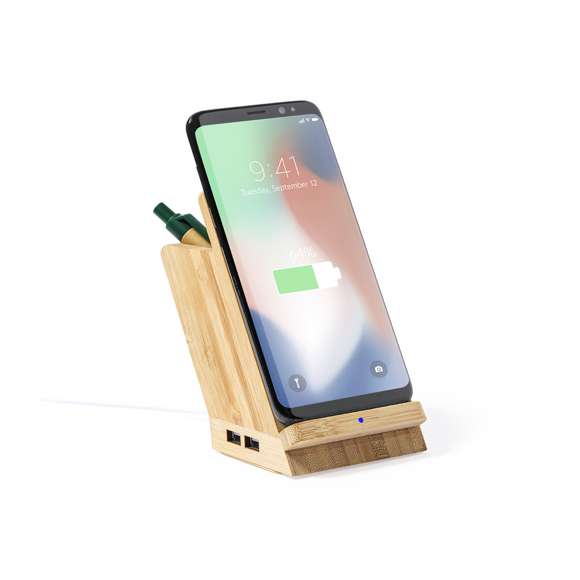 Lapicero multifunción 4 en 1 de línea nature fabricado en bambú. Con funciones lapicero, soporte para smartphone, cargador inalámbrico 5W y puerto USB (4xUSB 2.0). Compatible con smartphones con tecnología de carga inalámbrica. Incluye cable micro USB en color blanco de 1 metro de largo. Presentado en atractiva caja de diseño eco. Disponible manual de instrucciones en español e inglés.