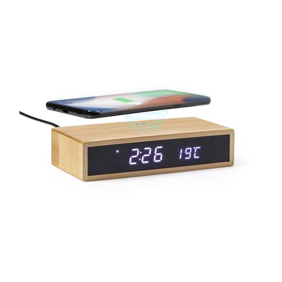 Reloj multifunción de línea nature, con cargador inalámbrico 5W integrado. Fabricado en bambú procedente de cortes naturales. Función fecha y hora, alarma y termómetro. Alimentación mediante conexión USB, con cable micro USB y adaptador de pared incluido. Pila de botón incluida que permite guardar los datos en caso de desconexión. Compatible con dispositivos equipados con tecnología de carga inalámbrica y presentado en atractiva caja de diseño. Disponible manual de instrucciones en español e inglés.