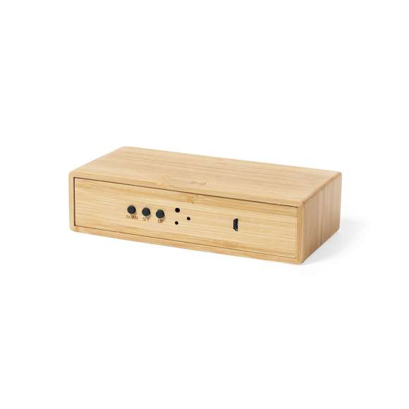 Reloj multifunción de línea nature, con cargador inalámbrico 5W integrado. Fabricado en bambú procedente de cortes naturales. Función fecha y hora, alarma y termómetro. Alimentación mediante conexión USB, con cable micro USB y adaptador de pared incluido. Pila de botón incluida que permite guardar los datos en caso de desconexión. Compatible con dispositivos equipados con tecnología de carga inalámbrica y presentado en atractiva caja de diseño. Disponible manual de instrucciones en español e inglés.