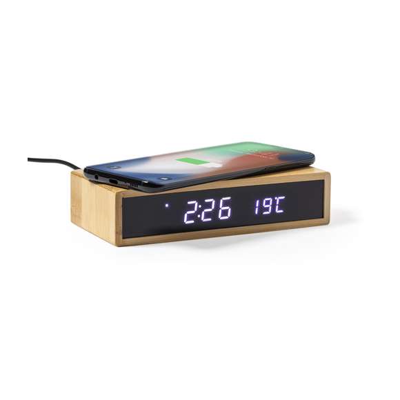 Reloj multifunción de línea nature, con cargador inalámbrico 5W integrado. Fabricado en bambú procedente de cortes naturales. Función fecha y hora, alarma y termómetro. Alimentación mediante conexión USB, con cable micro USB y adaptador de pared incluido. Pila de botón incluida que permite guardar los datos en caso de desconexión. Compatible con dispositivos equipados con tecnología de carga inalámbrica y presentado en atractiva caja de diseño. Disponible manual de instrucciones en español e inglés.