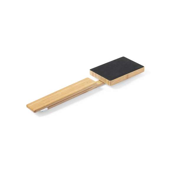 Lámpara cargador plegable de línea nature. Fabricada en bambú procedente de cortes naturales y con base antideslizante. Cargador inalámbrico 10W integrado. Incluye 25 LEDs y 3 posiciones de iluminación (cálida, fría y media) e intensidad regulable. Incluye temporizador de 1H y 2H para la luz  y una salida USB. Compatible con dispositivos móviles de carga inalámbrica, con cable cargador tipo C y viene presentada en una atractiva caja de diseño eco. Disponible manual de instrucciones en español e inglés.