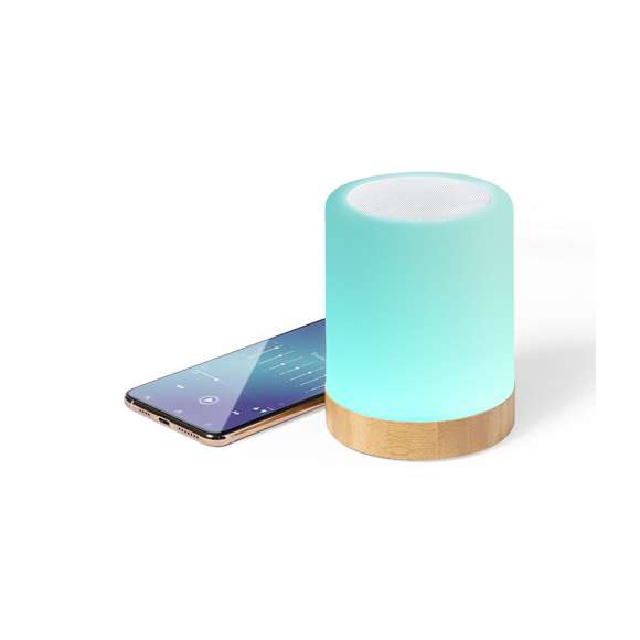 Altavoz de línea nature, fabricado en combinación de bambú y resistente ABS. Con Tecnología Led Inteligente y conexión Bluetooth® 5.0. Gracias a la Tecnología Led Inteligente ILT, solamente hay que presionar con los dedos la parte superior del altavoz para cambiar el color y la intensidad de la luz led según se desee, combinando las 4 posiciones de luz disponibles. 3W de potencia y soportes de goma antideslizantes en la base. Presentado en atractiva caja de diseño eco.