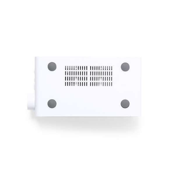 Reloj multifunción de elegante diseño en color blanco con cargador inalámbrico de 10W integrado y lámpara led integrada. Con función fecha/hora, alarma y lámpara de 36 ledes con intensidad de luz regulable. Conexión USB, con cable Tipo C incluido de 100 cm y alimentación auxiliar a pilas de botón (incluida). Compatible con dispositivos equipados con tecnología de carga inalámbrica. Presentado en atractiva caja de diseño.En cumplimiento con los requisitos de seguridad: Sistema de protección contra sobrecalentamiento. Sistema de protección contra sobrecarga.