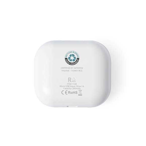 Auriculares intraurales de línea nature y conexión Bluetooth® 5.0, con batería de litio y en elegante acabado de color blanco. Fabricados en ABS reciclado (RABS) y con certificación RCS, que garantiza el origen reciclado del mismo. De diseño ergonómico, incluyen botón de control integrado en el auricular, con base de carga a juego e indicador LED de estado de carga. Función manos libres y recargables, con cable micro USB incluido. Presentados en atractiva caja de diseño eco.