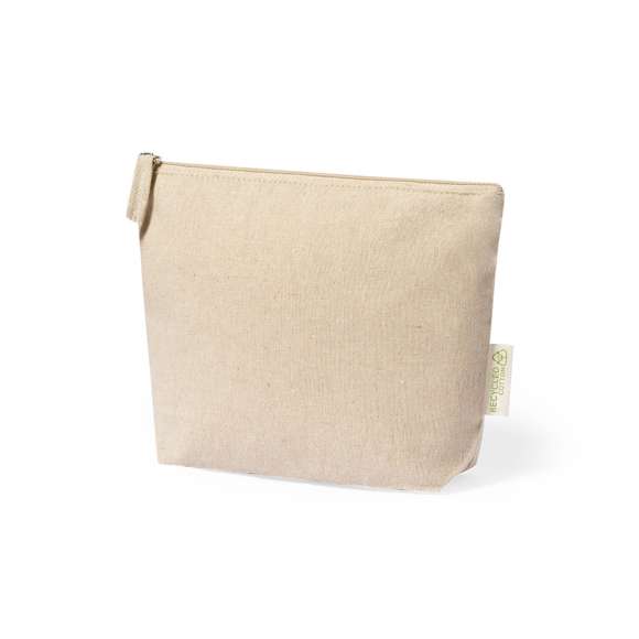 Neceser en resistente material 100% algodón reciclado GRS de 180g/m2. Certificación GRS (Global Recycled Standard / Estándar de Reciclaje Global), que garantiza el origen reciclado del material usado para fabricar el producto. Cierre de cremallera con tirador a juego y distintivo eco en etiqueta exterior.