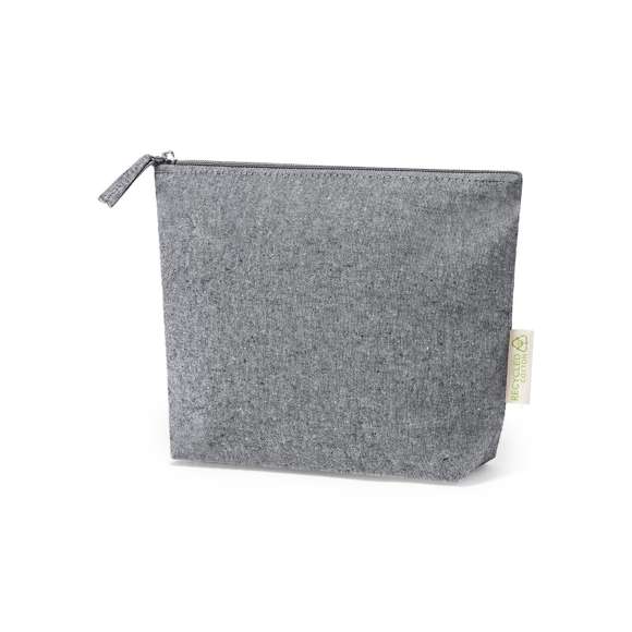 Neceser en resistente material 100% algodón reciclado GRS de 180g/m2. Certificación GRS (Global Recycled Standard / Estándar de Reciclaje Global), que garantiza el origen reciclado del material usado para fabricar el producto. Cierre de cremallera con tirador a juego y distintivo eco en etiqueta exterior.