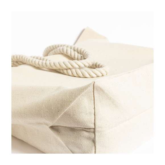 Bolsa fabricada en resistente algodón de 220g/m2, con asas de algodón en color blanco. De acabado cosido, con fuelle y asas largas de 90cm reforzadas. Disponible en variada gama de colores, con resistencia hasta 10kg de peso.