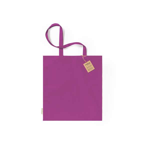 Bolsa fabricada en material100% algodón orgánico de 140g/m2. Con certificación GOTS (Global Organic Textile Standard, ó Norma Mundial de Textiles Orgánicos) que garantiza que los tejidos están hechos de fibras orgánicas. De acabaco cosido, con asas largas reforzadas de 70 cm y disponible en variada gama de colores. Resistencia hasta 8kg, incluida etiqueta con distintivo de algodón orgánico y hangtag en cartón reciclado.