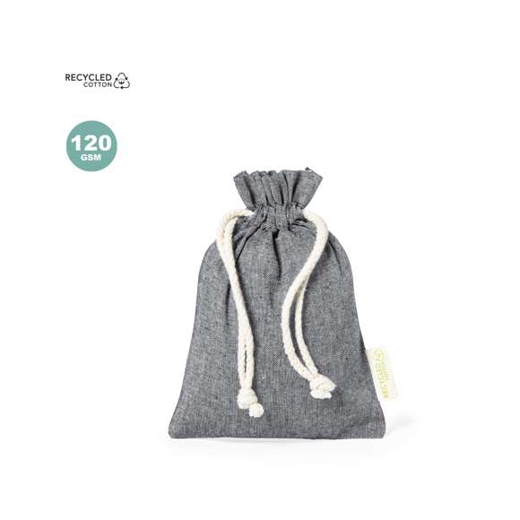  	Bolsa eco-friendly en resistente material 100% algodón reciclado GRS de 120g/m2. Certificación GRS (Global Recycled Standard / Estándar de Reciclaje Global), que garantiza el origen reciclado del material usado para fabricar el producto. Cierre de cordón de algodón y acabado cosido, incluye etiqueta exterior con distintivo algodón reciclado.