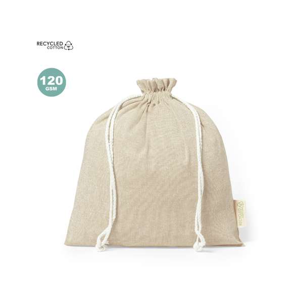 Bolsa eco-friendly en resistente material 100% algodón reciclado GRS de 120g/m2. Certificación GRS (Global Recycled Standard / Estándar de Reciclaje Global), que garantiza el origen reciclado del material usado para fabricar el producto. Cierre de cordón de algodón y acabado cosido, incluye etiqueta exterior con distintivo algodón reciclado.