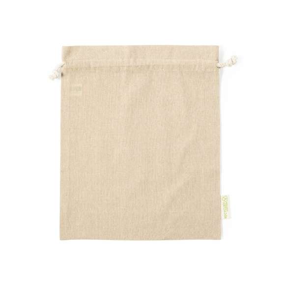 Bolsa eco-friendly en resistente material 100% algodón reciclado GRS de 120g/m2. Certificación GRS (Global Recycled Standard / Estándar de Reciclaje Global), que garantiza el origen reciclado del material usado para fabricar el producto. Cierre de cordón de algodón y acabado cosido, incluye etiqueta exterior con distintivo algodón reciclado.