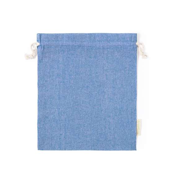 Bolsa eco-friendly en resistente material 100% algodón reciclado GRS de 120g/m2. Certificación GRS (Global Recycled Standard / Estándar de Reciclaje Global), que garantiza el origen reciclado del material usado para fabricar el producto. Cierre de cordón de algodón y acabado cosido, incluye etiqueta exterior con distintivo algodón reciclado.