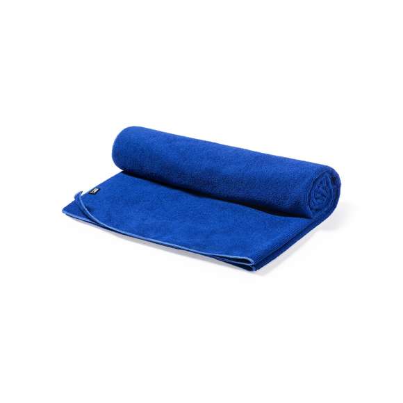 Toalla absorbente de línea nature. Fabricada en RPET de 310g/m2, elaborado a partir de plástico reciclado para así fomentar la reutilización de residuos plásticos y contribuir a la sostenibilidad del planeta. Tamaño 90x170 cm y disponible en variada gama de colores. Con distintivo RPET en etiqueta.