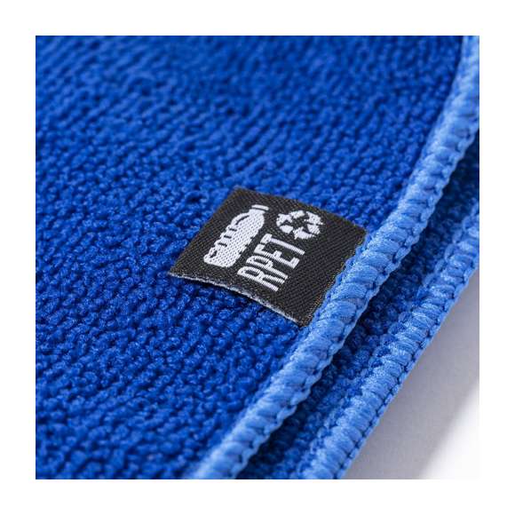 Toalla absorbente de línea nature. Fabricada en RPET de 310g/m2, elaborado a partir de plástico reciclado para así fomentar la reutilización de residuos plásticos y contribuir a la sostenibilidad del planeta. Tamaño 90x170 cm y disponible en variada gama de colores. Con distintivo RPET en etiqueta.