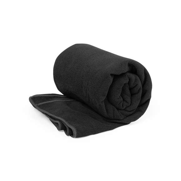 Toalla absorbente de línea nature. Fabricada en RPET de 310g/m2, elaborado a partir de plástico reciclado para así fomentar la reutilización de residuos plásticos y contribuir a la sostenibilidad del planeta. Tamaño 90x170 cm y disponible en variada gama de colores. Con distintivo RPET en etiqueta.