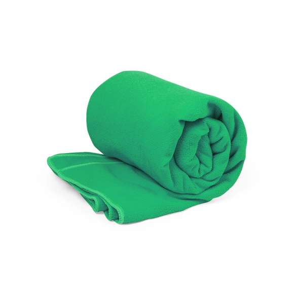 Toalla absorbente de línea nature. Fabricada en RPET de 310g/m2, elaborado a partir de plástico reciclado para así fomentar la reutilización de residuos plásticos y contribuir a la sostenibilidad del planeta. Tamaño 90x170 cm y disponible en variada gama de colores. Con distintivo RPET en etiqueta.