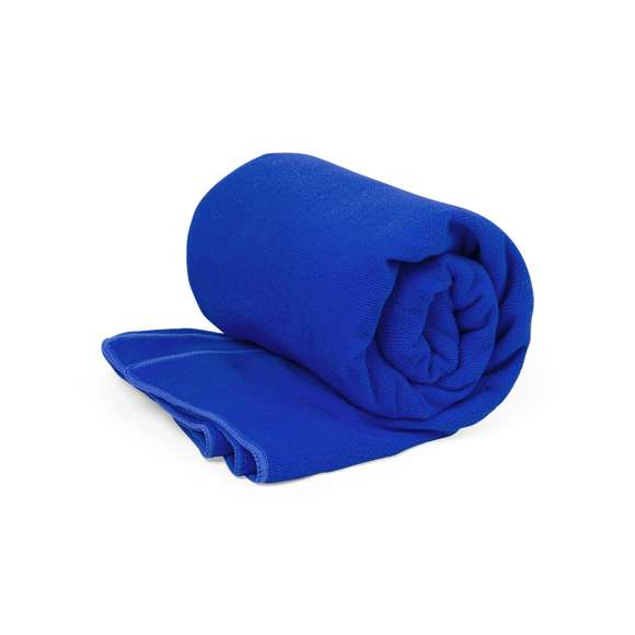 Toalla absorbente de línea nature. Fabricada en RPET de 310g/m2, elaborado a partir de plástico reciclado para así fomentar la reutilización de residuos plásticos y contribuir a la sostenibilidad del planeta. Tamaño 90x170 cm y disponible en variada gama de colores. Con distintivo RPET en etiqueta.