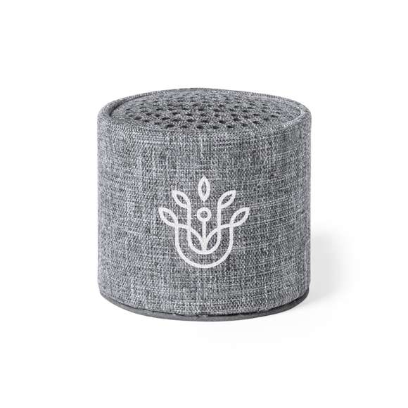 Compacto altavoz de línea nature y conexión Bluetooth® 5.0. Carcasa fabricada en poliéster RPET, elaborado a partir de plástico reciclado, para así fomentar la reutilización de residuos plásticos y ayudar a la sostenibilidad del planeta. 3W de potencia, compatible con iOS y Android. Incluye cable de carga micro USB y base antideslizante. Presentado en atractiva caja de diseño eco. Con distintivo RPET sobre el artículo.