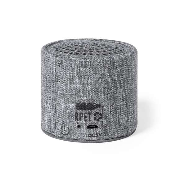 Compacto altavoz de línea nature y conexión Bluetooth® 5.0. Carcasa fabricada en poliéster RPET, elaborado a partir de plástico reciclado, para así fomentar la reutilización de residuos plásticos y ayudar a la sostenibilidad del planeta. 3W de potencia, compatible con iOS y Android. Incluye cable de carga micro USB y base antideslizante. Presentado en atractiva caja de diseño eco. Con distintivo RPET sobre el artículo.