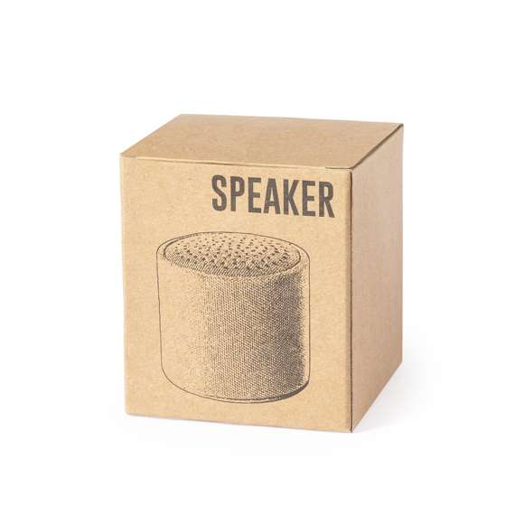 Compacto altavoz de línea nature y conexión Bluetooth® 5.0. Carcasa fabricada en poliéster RPET, elaborado a partir de plástico reciclado, para así fomentar la reutilización de residuos plásticos y ayudar a la sostenibilidad del planeta. 3W de potencia, compatible con iOS y Android. Incluye cable de carga micro USB y base antideslizante. Presentado en atractiva caja de diseño eco. Con distintivo RPET sobre el artículo.