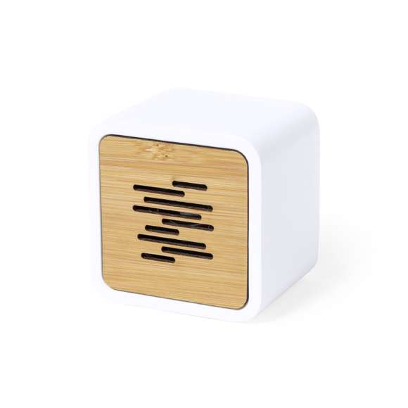Altavoz de línea nature y conexión Bluetooth® 5.0. Fabricado en combinación de bambú y PLA -Ácido PoliLáctico-, que se obtiene a partir de recursos 100% naturales como el almidón de maíz, la yuca o la caña de azúcar, pudiendo convertirse en 100% compostable al final de su ciclo de vida útil.   3W de potencia, con función manos libres y recargable mediante cable USB -incluido-. Presentado en atractiva caja de diseño eco. Distintivo PLA sobre el artículo.