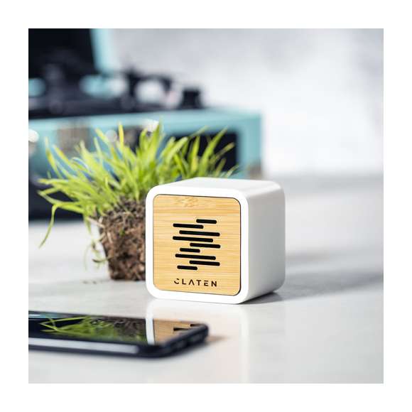 Altavoz de línea nature y conexión Bluetooth® 5.0. Fabricado en combinación de bambú y PLA -Ácido PoliLáctico-, que se obtiene a partir de recursos 100% naturales como el almidón de maíz, la yuca o la caña de azúcar, pudiendo convertirse en 100% compostable al final de su ciclo de vida útil.   3W de potencia, con función manos libres y recargable mediante cable USB -incluido-. Presentado en atractiva caja de diseño eco. Distintivo PLA sobre el artículo.