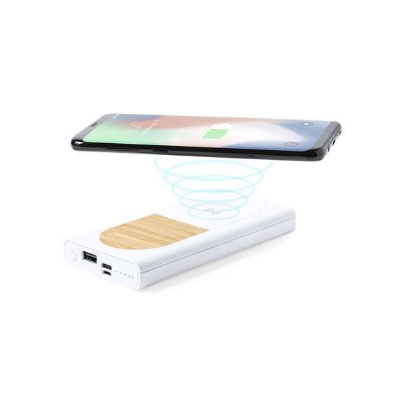 Batería auxiliar externa de línea nature con cargador inalámbrico integrado y función carga rápida de 15W. Carcasa fabricada en combinación de bambú y PLA -Ácido PoliLáctico-, que se obtiene a partir de recursos 100% naturales como el almidón de maíz, la yuca o la caña de azúcar, pudiendo convertirse en 100% compostable al final de su ciclo de vida útil.  8.000 mAh de capacidad, con indicador de estado de carga. Conector dual de entrada y salida Tipo C, entrada micro USB y 1 salida USB. Cable de carga micro USB incluido. Compatible con dispositivos equipados con tecnología de carga inalámbrica. Amplia superficie de marcaje y presentado en atractiva caja de diseño eco. Distintivo PLA sobre el artículo. Las capacidades mostradas en todas nuestras baterías auxiliares externas son reales, incorporando todas ellas baterías de grado A y no recicladas, con una vida útil de al menos 500 ciclos de carga y según normativa CE.   Además, están fabricadas conforme a los estándares RoHS y en cumplimiento con los siguientes requisitos de seguridad: Sistema de protección contra sobrecarga del power bank.  Sistema de protección contra descarga completa que proporciona una mayor durabilidad del power bank.  Sistema de bloqueo para evitar cortocircuitos.  Sistema de transferencia de carga constante, acorde con la capacidad del dispositivo de destino.