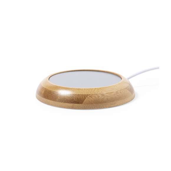 Calentador de tazas de línea nature, fabricado en bambú. Conexión USB y superficie metálica especialmente diseñada para mantener el calor, con base antideslizante en antelina. Presentado en caja individual de diseño eco. Disponible manual de instrucciones en español e inglés.