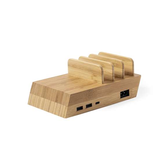 Estación de carga inalámbrica de línea nature, multidispositivo y de carga 10W, capaz de cargar simultáneamente hasta 4 dispositivos. Fabricada en bambú. Incluye 2 salidas USB y 1 salida Tipo C compatible con dispositivos equipados con tecnología de carga inalámbrica. Cable de conexión de 150 cm con clavija europea, con amplia superficie de marcaje y presentado en atractiva caja de diseño eco. Disponible manual de instrucciones en español e inglés. En cumplimiento con los requisitos de seguridad: Sistema de protección contra sobrecalentamiento.Sistema de protección contra sobrecarga.Sistema de bloqueo para evitar cortocircuitos.