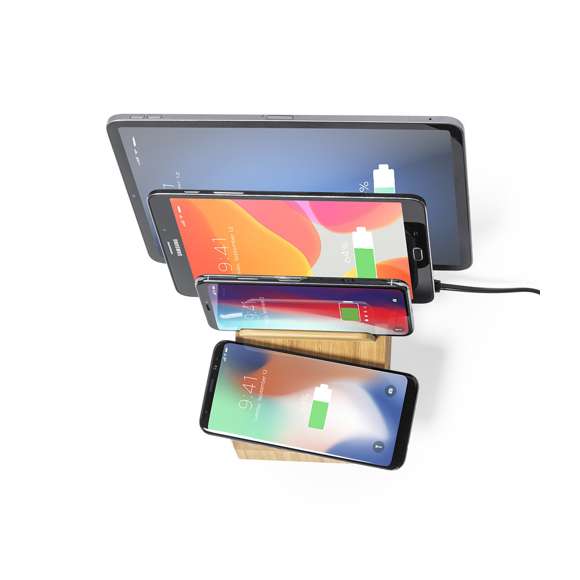 Estación de carga inalámbrica de línea nature, multidispositivo y de carga 10W, capaz de cargar simultáneamente hasta 4 dispositivos. Fabricada en bambú. Incluye 2 salidas USB y 1 salida Tipo C compatible con dispositivos equipados con tecnología de carga inalámbrica. Cable de conexión de 150 cm con clavija europea, con amplia superficie de marcaje y presentado en atractiva caja de diseño eco. Disponible manual de instrucciones en español e inglés. En cumplimiento con los requisitos de seguridad: Sistema de protección contra sobrecalentamiento.Sistema de protección contra sobrecarga.Sistema de bloqueo para evitar cortocircuitos.