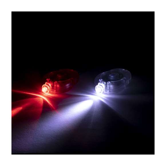 Set de luces de seguridad led para bici. Incluye 2 piezas, con dos posiciones de luz y presentadas en resistente estuche individual con cierre magnético. Alimentación a pilas de botón (incluidas).