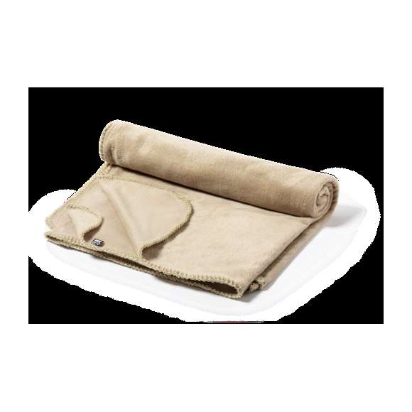 Manta de calidad premium, fabricada en polar fleece RPET de 200/m2, elaborado a partir de plástico reciclado para así fomentar la reutilización de residuos plásticos y contribuir a la sostenibilidad del planeta. Medidas 130x160cm, con acabado natural de suave tacto. Incluye funda de transporte a juego en material 100% algodón. Etiqueta RPET distintiva.