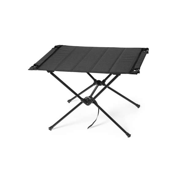 Mesa plegable con resistente cuerpo de metal tubular y superficie en resistente poliéster 600D. Con costuras reforzadas y refuerzos antideslizantes en las patas. De fácil plegado y tamaño compacto, presentada en funda individual.