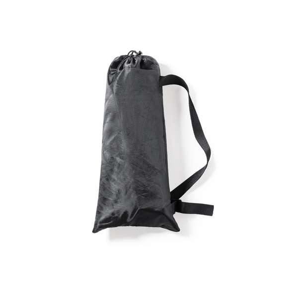 Mesa plegable con resistente cuerpo de metal tubular y superficie en resistente poliéster 600D. Con costuras reforzadas y refuerzos antideslizantes en las patas. De fácil plegado y tamaño compacto, presentada en funda individual.
