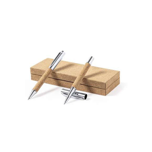 Set de bolígrafo y roller de línea nature. Fabricado en combinación de corcho natural con metal, para así fomentar la utilización de materias primas naturales y reducir las emisiones contaminantes. Bolígrafo de mecanismo giratorio en tinta azul. Roller con capucha y tinta gel en azul, con carga jumbo metalizada. Presentado en estuche individual de corcho con interior en antelina.