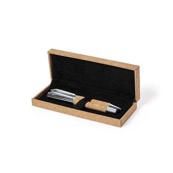 Set de bolígrafo y roller de línea nature. Fabricado en combinación de corcho natural con metal, para así fomentar la utilización de materias primas naturales y reducir las emisiones contaminantes. Bolígrafo de mecanismo giratorio en tinta azul. Roller con capucha y tinta gel en azul, con carga jumbo metalizada. Presentado en estuche individual de corcho con interior en antelina.