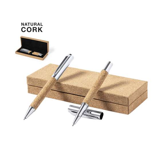 Set de bolígrafo y roller de línea nature. Fabricado en combinación de corcho natural con metal, para así fomentar la utilización de materias primas naturales y reducir las emisiones contaminantes. Bolígrafo de mecanismo giratorio en tinta azul. Roller con capucha y tinta gel en azul, con carga jumbo metalizada. Presentado en estuche individual de corcho con interior en antelina.