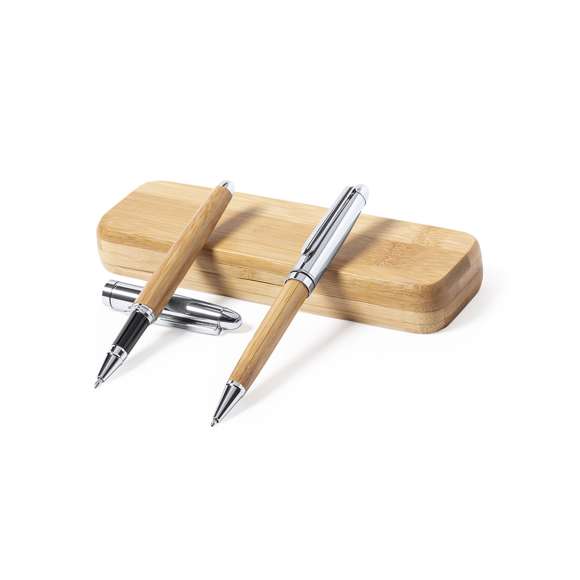 Set de bolígrafo y roller de línea nature. Fabricado en combinación de bambú con metal, para así fomentar la utilización de materias primas naturales y reducir las emisiones contaminantes. Bolígrafo de mecanismo giratorio en tinta azul. Roller con capucha, tinta gel en azul y carga jumbo. Presentado en estuche individual de bambú.
