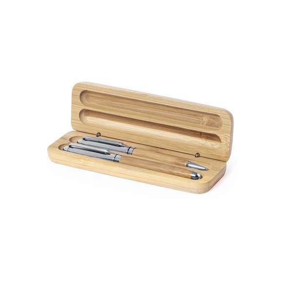 Set de bolígrafo y roller de línea nature. Fabricado en combinación de bambú con metal, para así fomentar la utilización de materias primas naturales y reducir las emisiones contaminantes. Bolígrafo de mecanismo giratorio en tinta azul. Roller con capucha, tinta gel en azul y carga jumbo. Presentado en estuche individual de bambú.