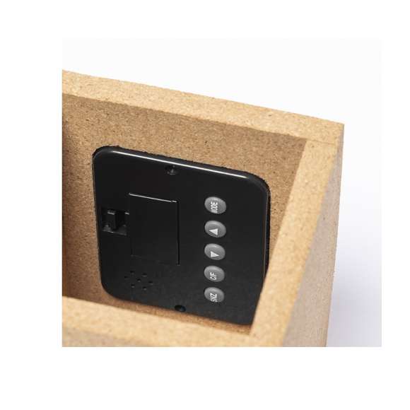 Lapicero de línea nature con reloj multifunción integrado. Fabricado en corcho natural, con funciones termómetro, calendario y alarma. Alimentación a pilas (de botón incluidas) y presentado en atractiva caja de diseño eco.