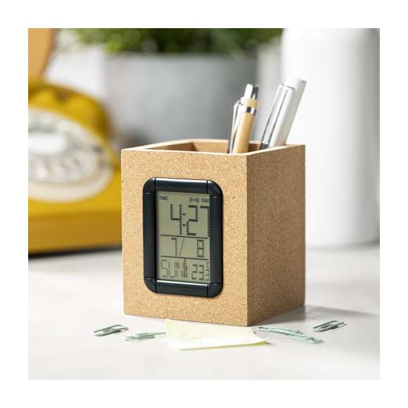 Lapicero de línea nature con reloj multifunción integrado. Fabricado en corcho natural, con funciones termómetro, calendario y alarma. Alimentación a pilas (de botón incluidas) y presentado en atractiva caja de diseño eco.