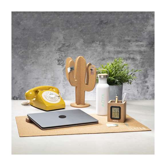 Lapicero de línea nature con reloj multifunción integrado. Fabricado en corcho natural, con funciones termómetro, calendario y alarma. Alimentación a pilas (de botón incluidas) y presentado en atractiva caja de diseño eco.