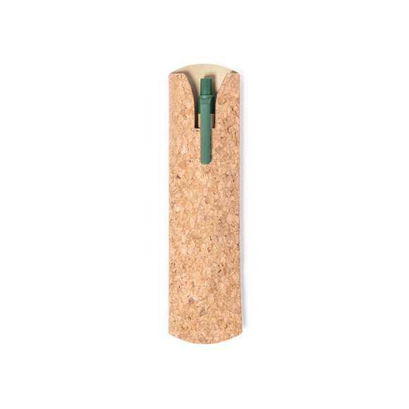 Funda de bolígrafo de línea nature. Fabricada en corcho natural y con amplia superficie de marcaje, especialmente diseñada para mostrar la publicidad del clip del bolígrafo.