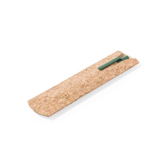 Funda de bolígrafo de línea nature. Fabricada en corcho natural y con amplia superficie de marcaje, especialmente diseñada para mostrar la publicidad del clip del bolígrafo.