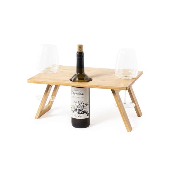 Mesa plegable para los aficionados al mundo del vino. Fabricada en bambú, incluye compartimento para botella de 75cl y 2 soportes para copa. De fácil plegado y tamaño compacto, presentada en atractiva caja individual de diseño eco.