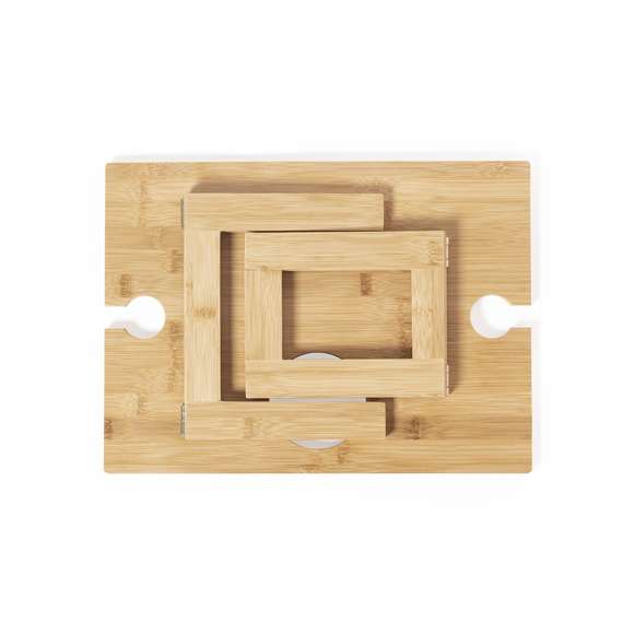 Mesa plegable para los aficionados al mundo del vino. Fabricada en bambú, incluye compartimento para botella de 75cl y 2 soportes para copa. De fácil plegado y tamaño compacto, presentada en atractiva caja individual de diseño eco.