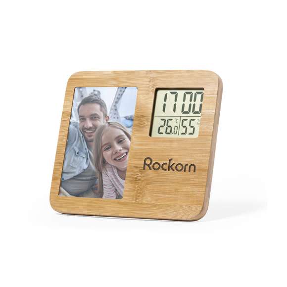 Portafotos estación meteorológica de línea nature, fabricada en bambú pulido y con funciones termómetro, higrómetro y reloj. Para fotos de 9x14cm y con reloj con alimentación a pilas (de botón incluidas). Presentado en atractiva caja de diseño eco. Disponible manual de instrucciones en español e inglés.