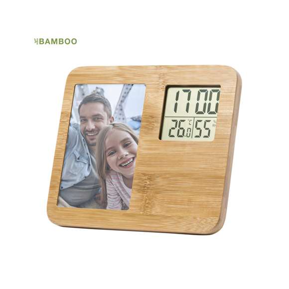 Portafotos estación meteorológica de línea nature, fabricada en bambú pulido y con funciones termómetro, higrómetro y reloj. Para fotos de 9x14cm y con reloj con alimentación a pilas (de botón incluidas). Presentado en atractiva caja de diseño eco. Disponible manual de instrucciones en español e inglés.