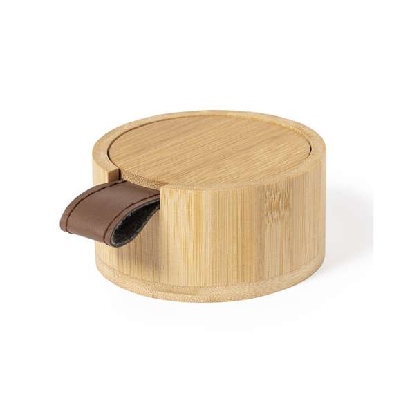 Joyero de línea nature fabricado en bambú. Con 4 compartimentos interiores, tapa con tirador de PU y espejo 1X de 6cm de diámetro integrado en tapa. Con film protector y presentado en caja individual de diseño eco.
