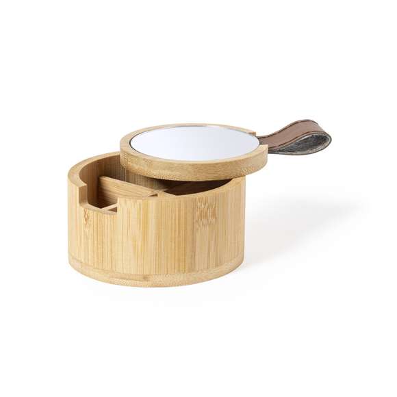 Joyero de línea nature fabricado en bambú. Con 4 compartimentos interiores, tapa con tirador de PU y espejo 1X de 6cm de diámetro integrado en tapa. Con film protector y presentado en caja individual de diseño eco.